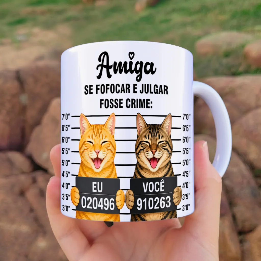 arte para caneca amiga se fofocar e julgar fosse crime gato: dois gatinhos com plaquinhas "EU" e "VOCÊ" e frase "SE FOFOCAR E JULGAR FOSSE CRIME"