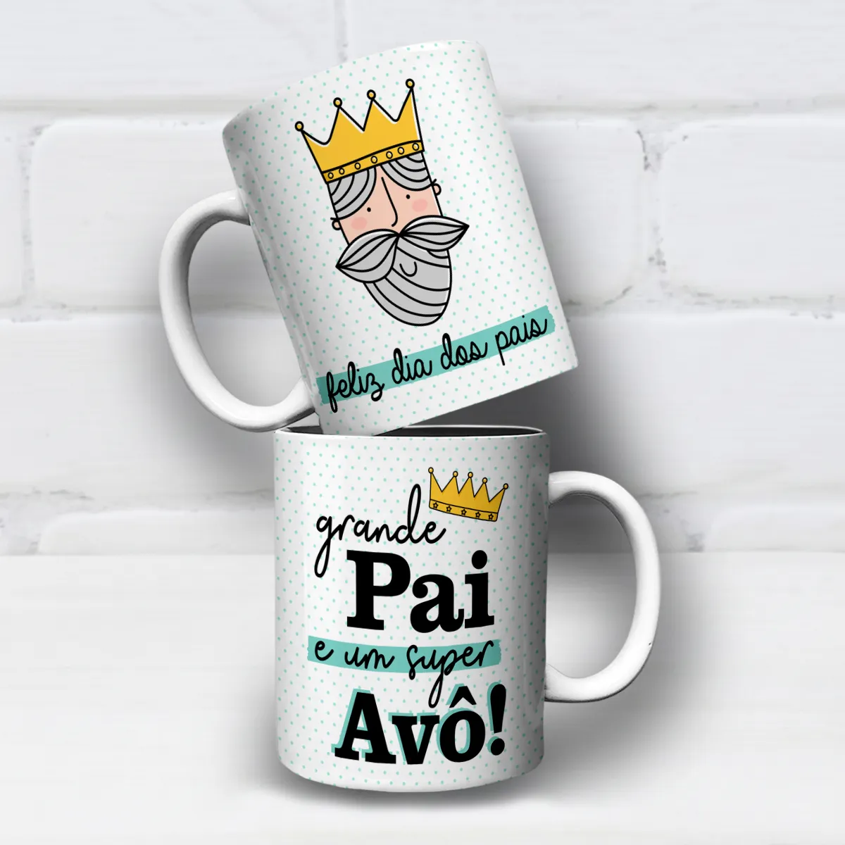 arte para caneca dia dos pais avô grande pai super avô: vovô com coroa dourada, frase "feliz dia dos pais" e "grande Pai e um Super Avô", fundo com bolinhas azul-claro