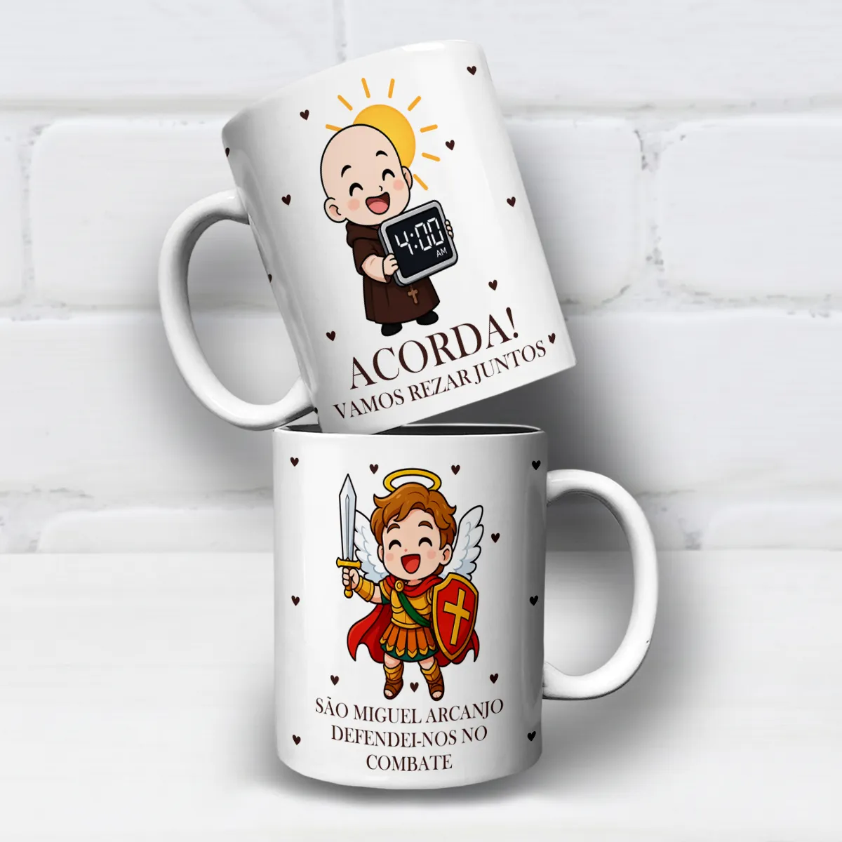 arte para caneca frei gilson e são miguel arcanjo, ilustração fofa segurando relógio 4:00 AM, arcanjo com espada e escudo, corações no fundo e frases religiosas