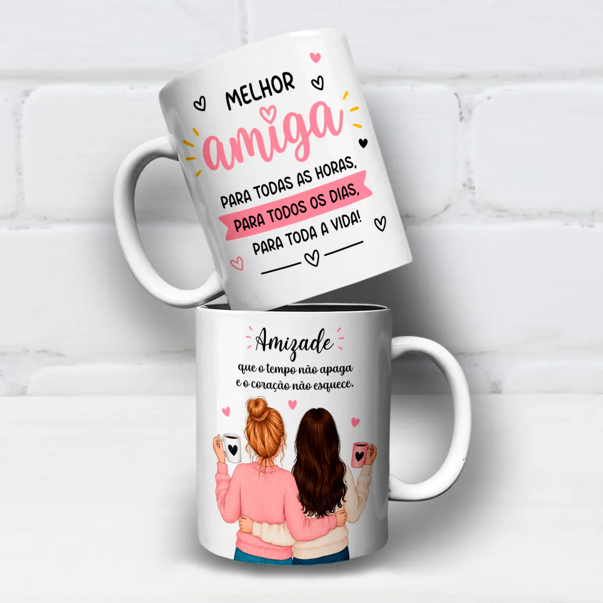 arte para caneca melhor amiga para todas as horas: duas amigas abraçadas segurando canecas, com frase amizade que o tempo não apaga e o coração não esquece