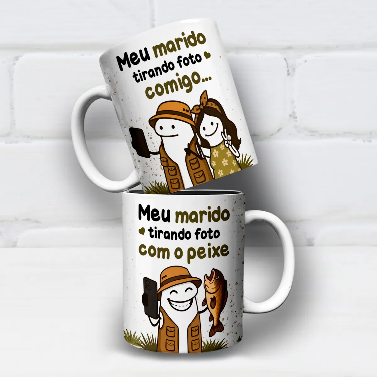 arte para caneca meu marido tirando foto com o peixe e comigo, com personagens Flork em duas cenas: uma com a esposa e outra com o peixe pescado