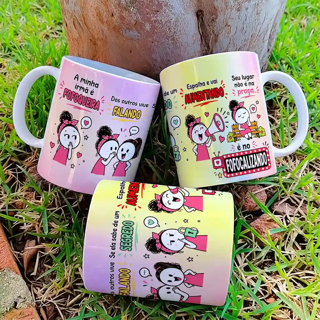 arte para caneca minha irmã é fofoqueira fofocalizando com menininha, frases bem-humoradas e elementos divertidos sobre fofoca e o programa Fofocalizando