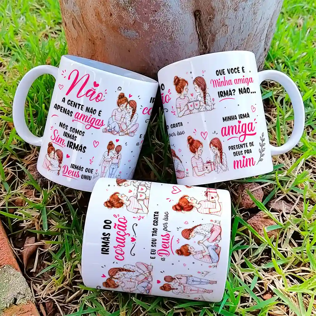 arte para caneca não a gente não é apenas amigas somos irmãs com ilustrações de duas amigas e frases sobre irmãs de coração unidas por Deus