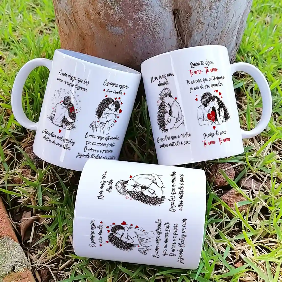 arte para caneca nem mais uma dúvida minha outra metade é você: casal abraçado, corações vermelhos ao redor, texto manuscrito com "Te amo" em destaque