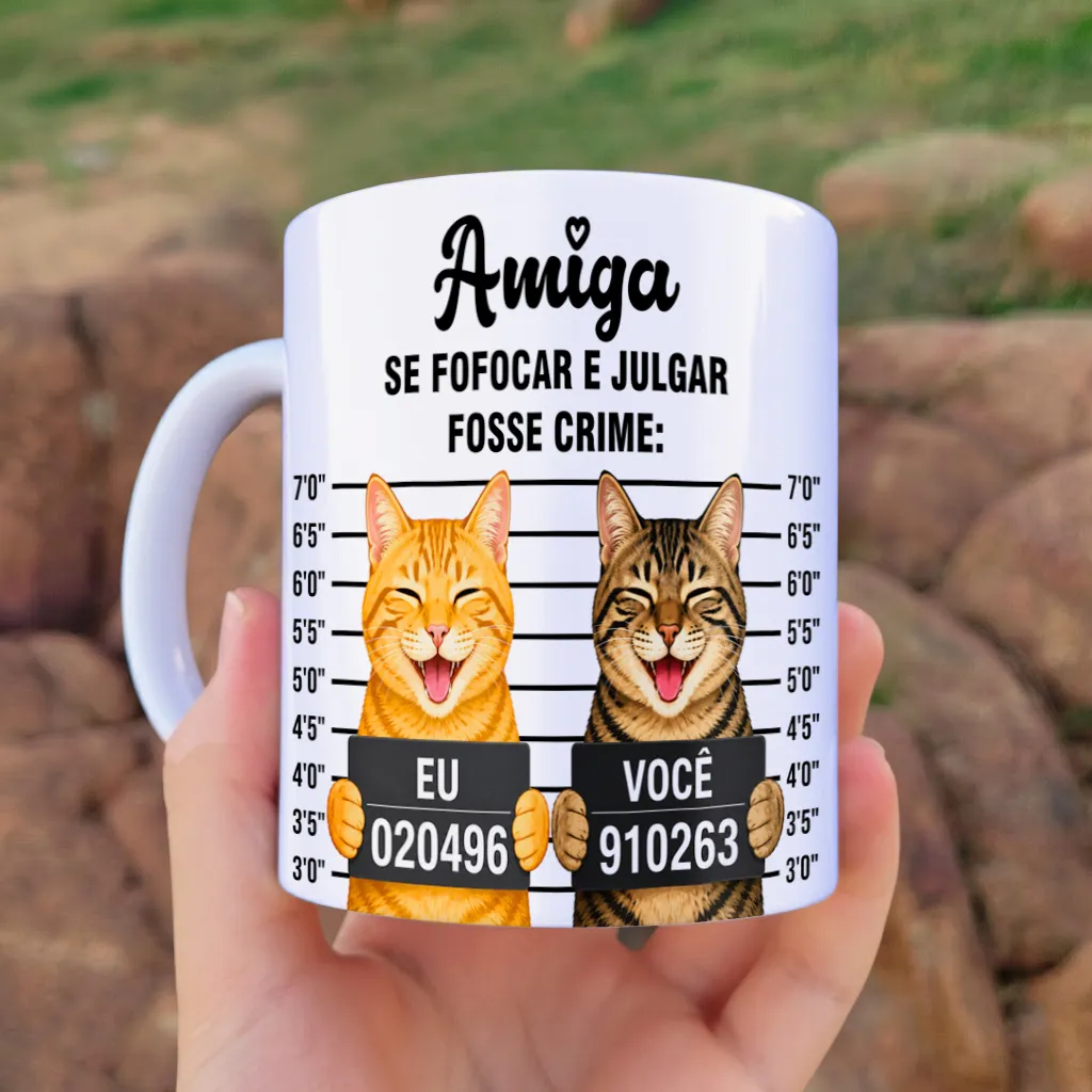 arte para caneca amiga se fofocar e julgar fosse crime gato: dois gatinhos com plaquinhas "EU" e "VOCÊ" e frase "SE FOFOCAR E JULGAR FOSSE CRIME"