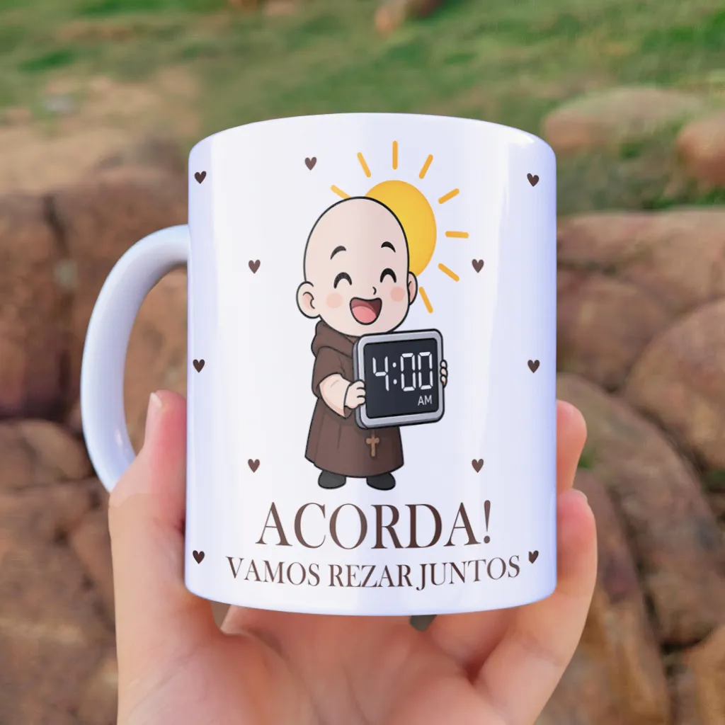 arte para caneca frei gilson e são miguel arcanjo, ilustração fofa segurando relógio 4:00 AM, corações no fundo e frase acorda vamos rezar