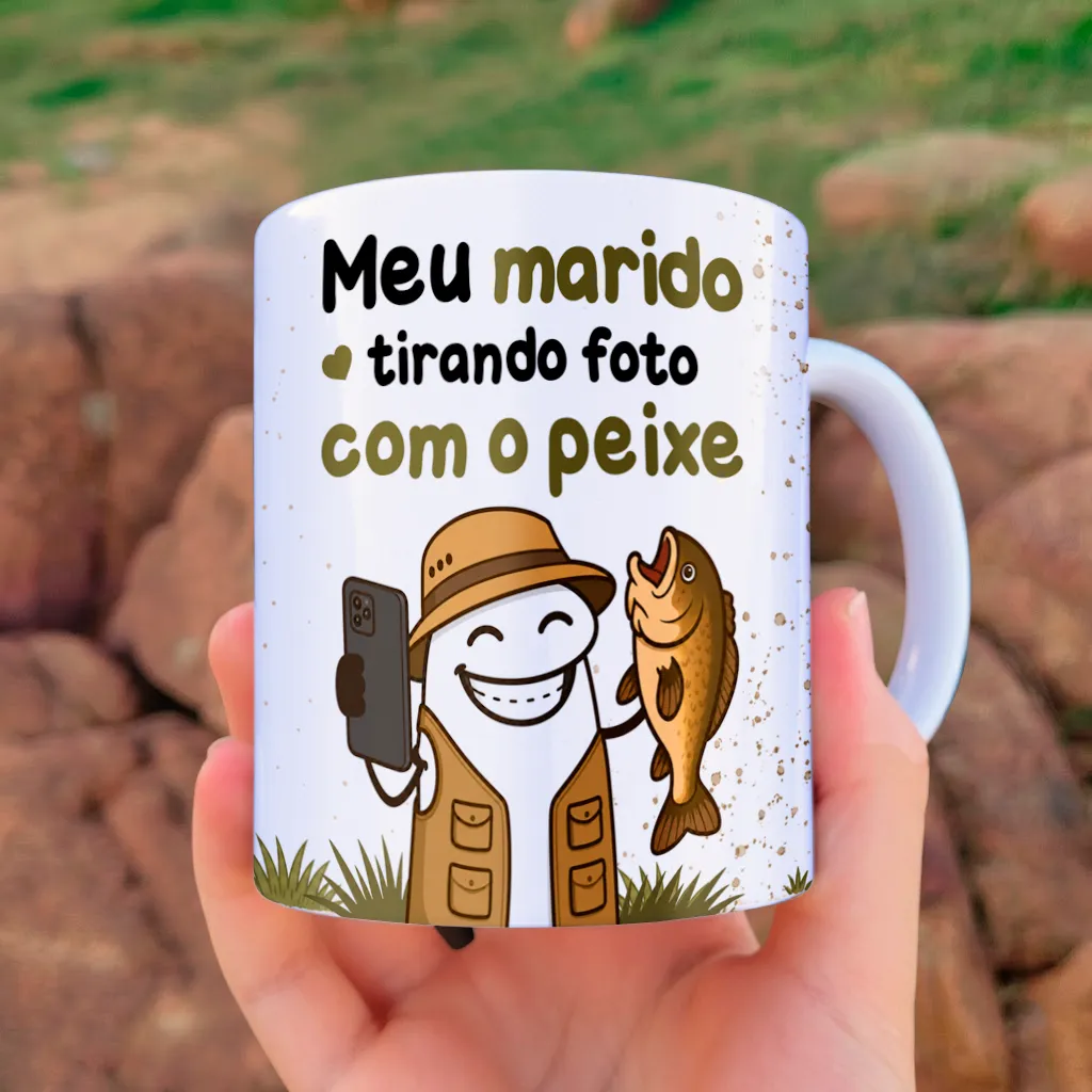 arte para caneca meu marido tirando foto com o peixe e comigo, com personagem Flork representando o marido tirando uma selfie com o peixe pescado