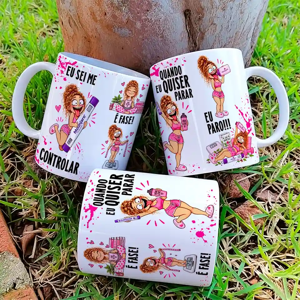 arte para caneca eu sei me controlar é fase mounjaro menina com personagens femininas de cabelo cacheado em cenas de emagrecimento, caneta mounjaro, balança, fita métrica, chá detox, respingos rosa e frases de humor