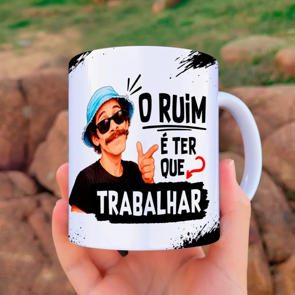 arte para caneca Seu Madruga Nenhum Trabalho é Ruim Ter Que Trabalhar, com ilustração do Seu Madrugada com chapéu azul e com óculos escuros e a frase "O ruim é ter que trabalhar"